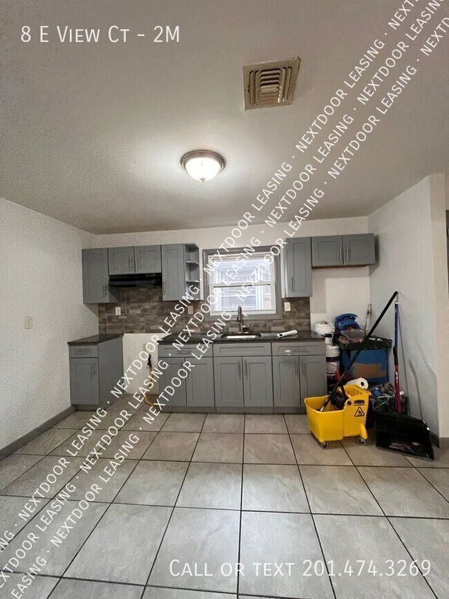 Building Photo - 8 E View Ct