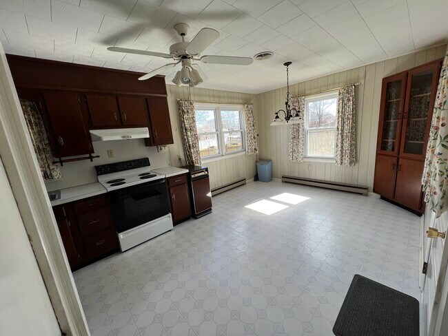 Kitchen and kitchenette - 11349 Greenberry Rd
