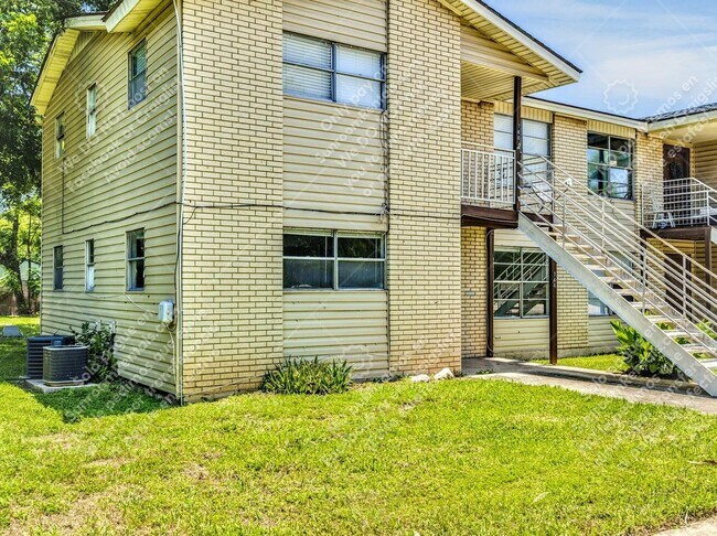Foto del edificio - 744 Old Martindale Rd