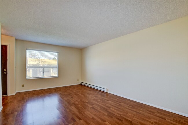 Foto del edificio - Rent this 2 Bedroom  1.5 bath Townhome Nea...