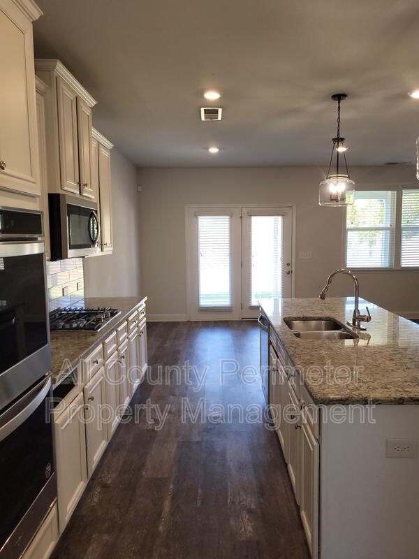 Foto del edificio - 3328 Fall Branch Ln