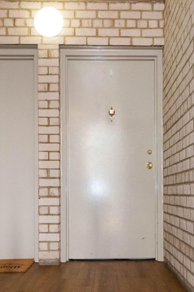 Building Photo - Beautiful top-level 1 bedroom, 1 bathroom condo in Alexandria City