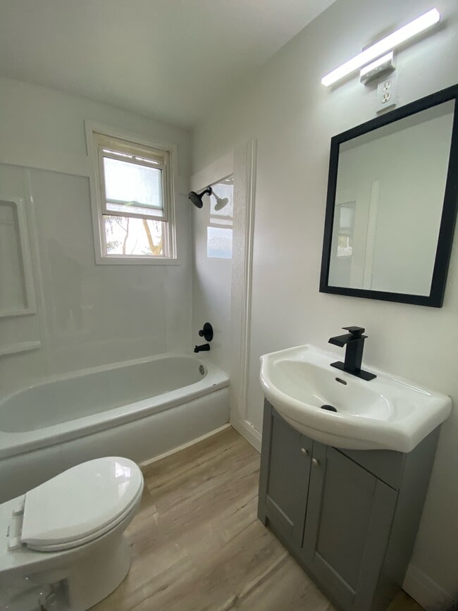 Photo du bâtiment - 1742 Confederation Line