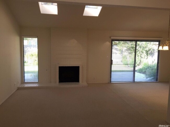 Building Photo - 3 bed 2 bath House