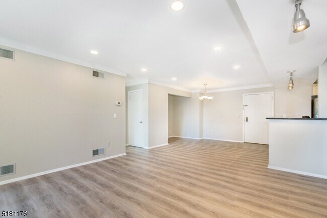 Building Photo - 61 Mt Kemble Ave