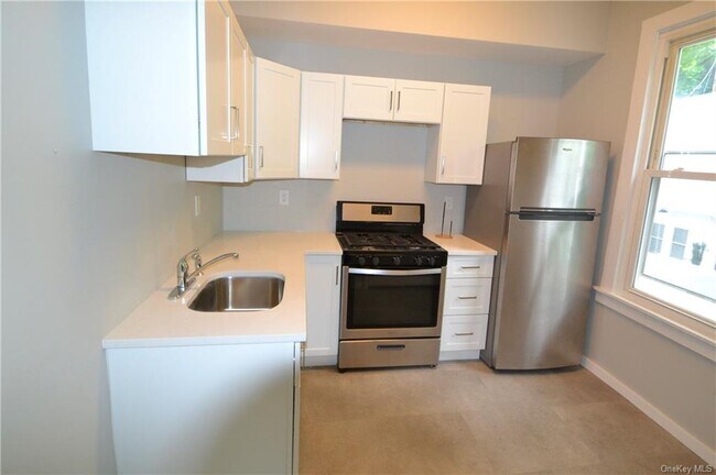 Building Photo - 454 Piermont Ave