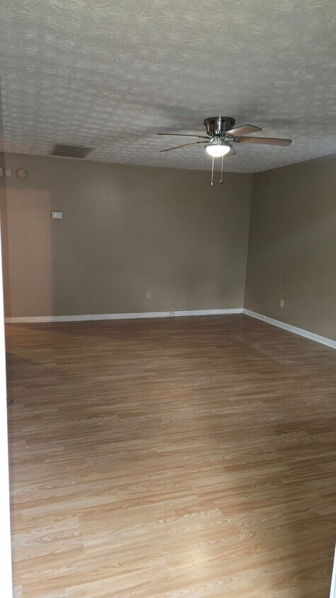 Foto principal - 8372 Warren Dr