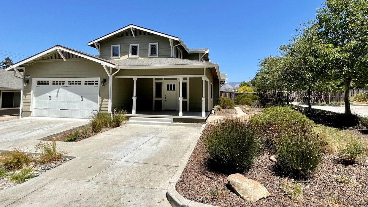 Foto principal - Newer 5 Bedroom House Near Cal Poly ** Ava...