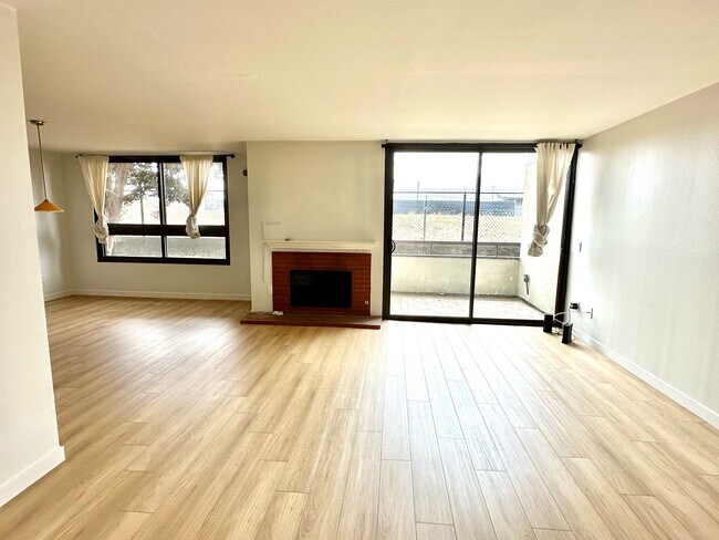 Foto del edificio - 8828 Pershing Dr