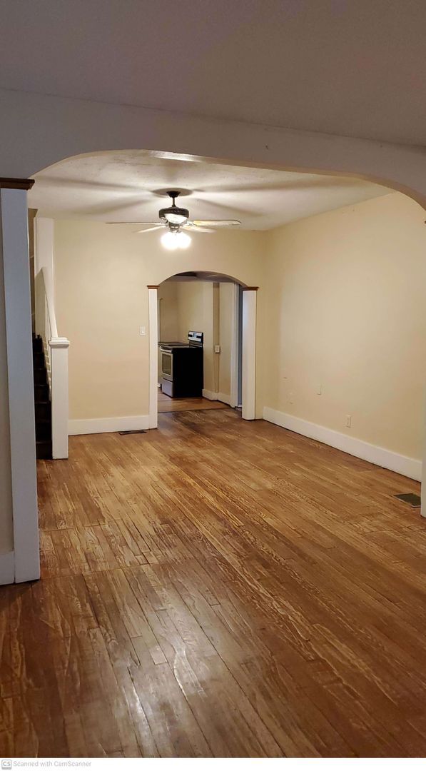 Building Photo - 6 Bed, 2 Bath Remodeled Large Home 