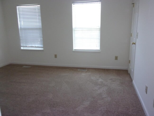 Building Photo - 235 Hidden Acres