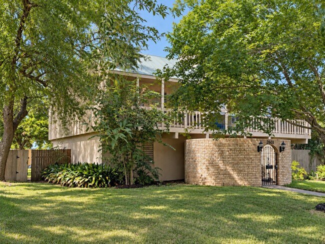 Foto del edificio - 2305 Lazy Lake Dr
