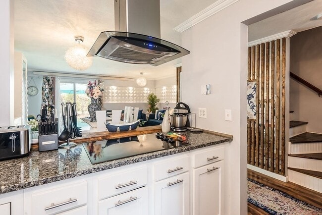 Building Photo - 335 E Washington St