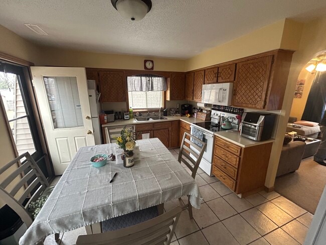 Building Photo - 613 N 40th St