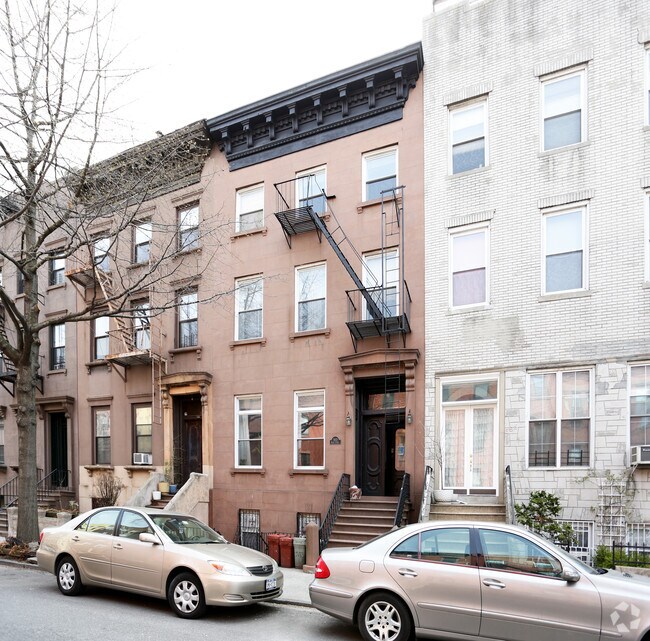 Building Photo - 563 Henry St