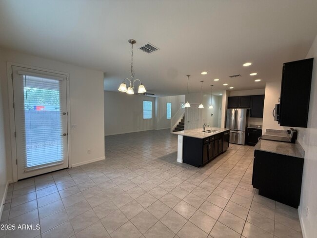 Building Photo - 905 S Canal Dr