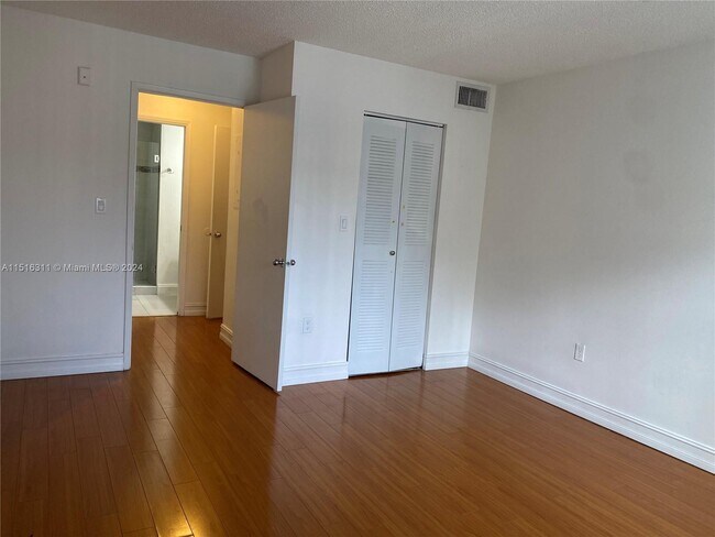 Foto del edificio - 4500 NW 107th Ave