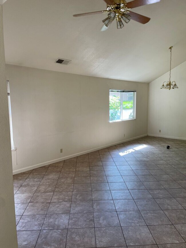 Foto del edificio - 5bd 3ba