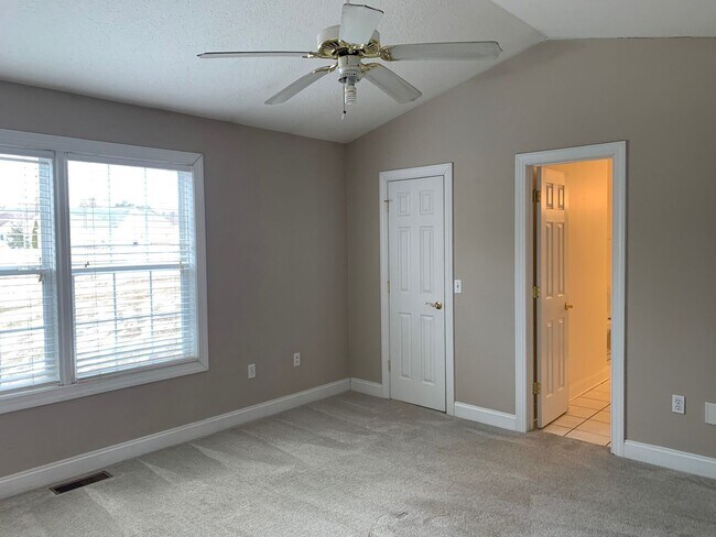 Foto del edificio - 3 Bedroom 2.5 Bath End Unit Townhouse