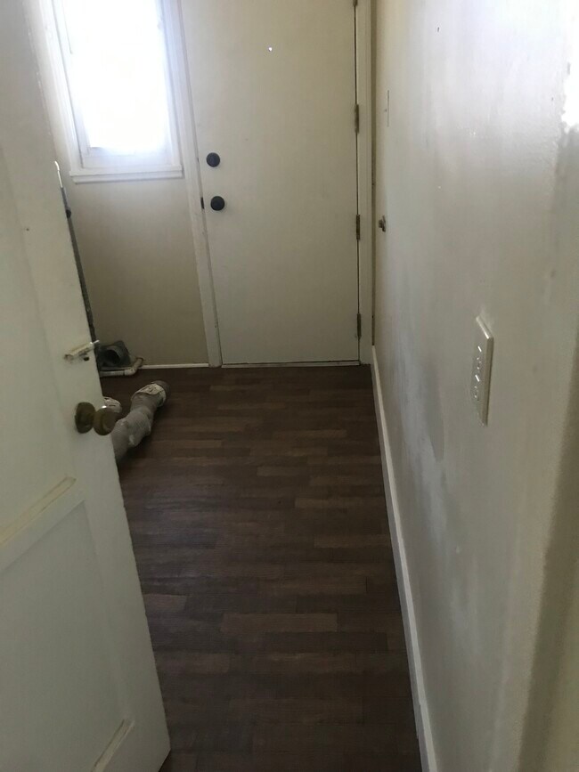 Laundry room - 10006 S Manhattan Plz