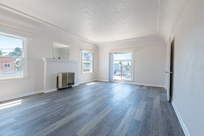 Building Photo - 4915 San Vicente Blvd