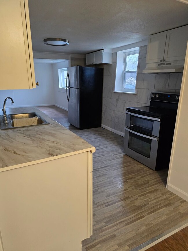 Building Photo - Updated 3BD/1BA