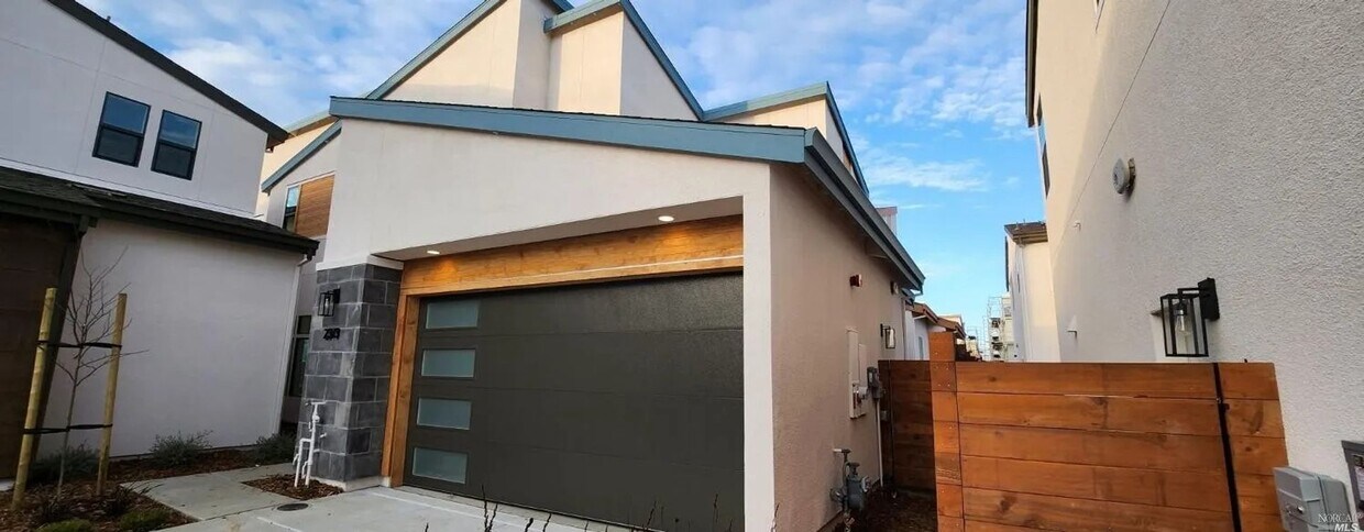 Primary Photo - One Lake Lakeview Home with Resort Style A...