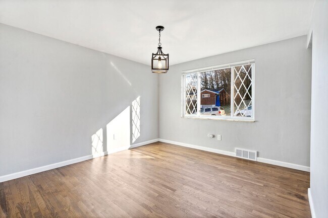 Foto del edificio - Updated 3 Bed 2 Bath in Penn Hills! Available MAY