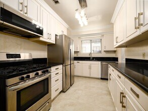 Building Photo - 152 N Arnaz Dr