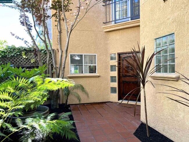 Building Photo - 120 Cortona Dr