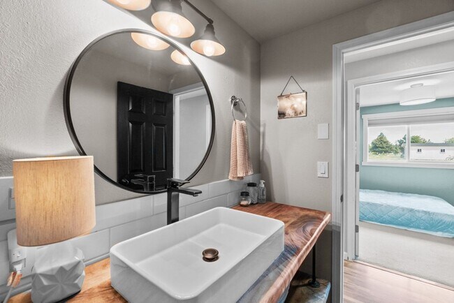 Building Photo - Charming 4-Bdr Farm House in Sisters Schoo...