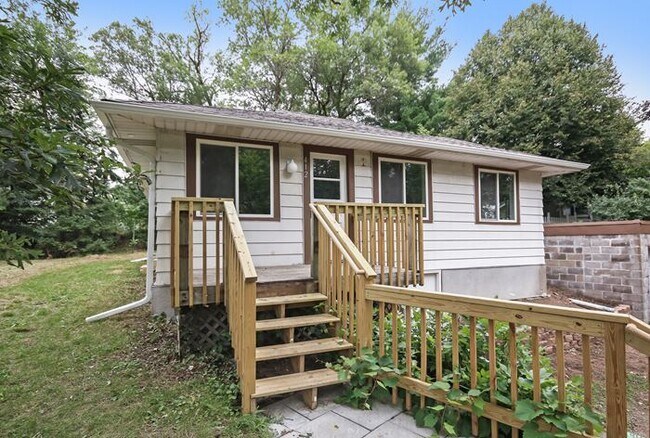 Puerta principal - 412 Sargent Rd