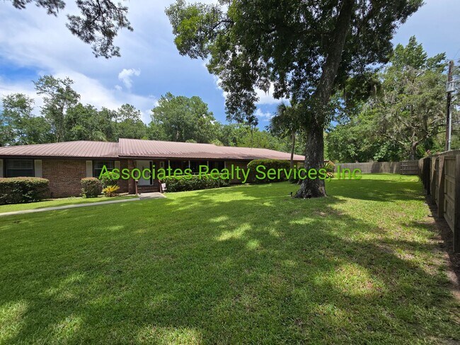 Foto del edificio - Huge home on acreage with Greenhouse and P...
