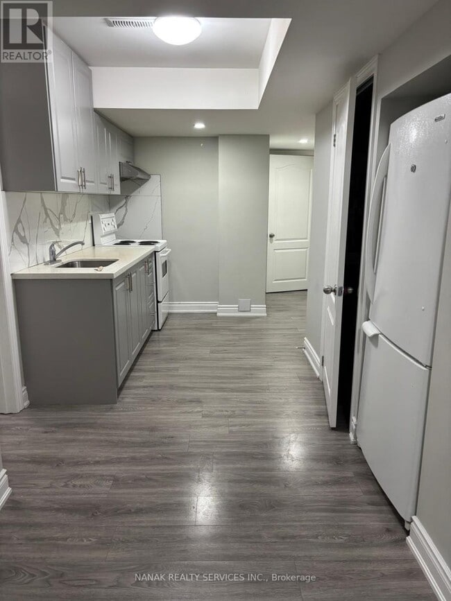 Building Photo - 583 Queen Mary Dr