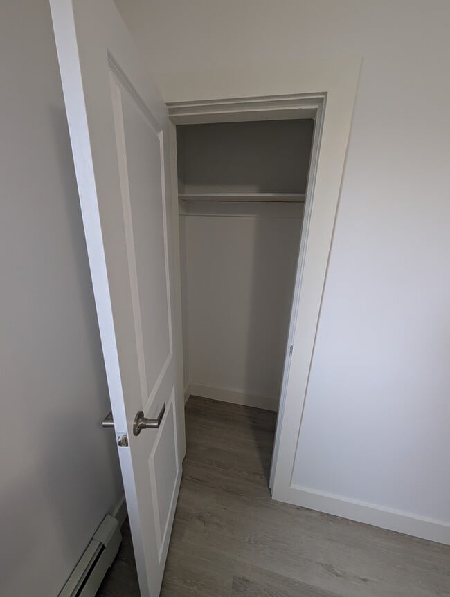 Photo du bâtiment - FULL Renvation Underway Now - Rent May 1