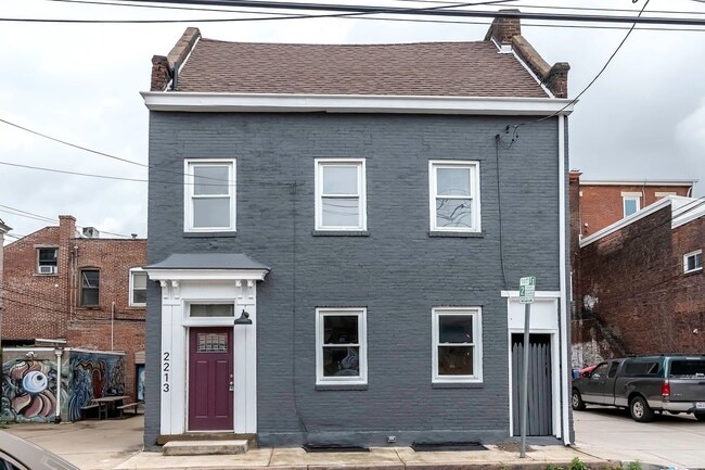 Building Photo - Remodeled 5 bedroom/2 bathroom in South Side