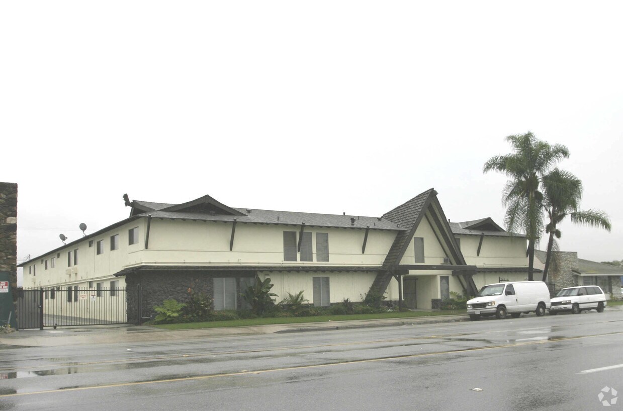 Primary Photo - 11560 Paramount Blvd