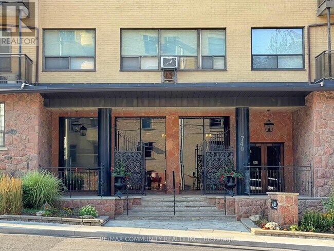 Photo du bâtiment - 740 Eglinton Ave W