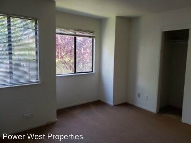 Building Photo - 227 Blackburn St