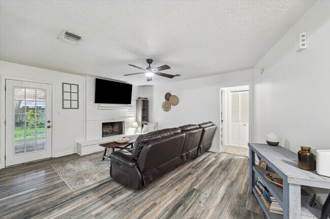 Foto del edificio - 5618 Village Way Dr.