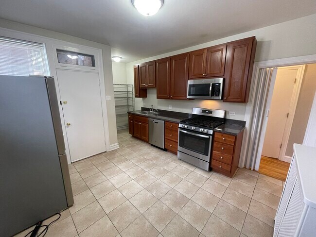 Kitchen - 822 E 52nd St