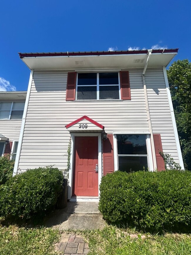 Building Photo - 209 N Kimbrel Ave