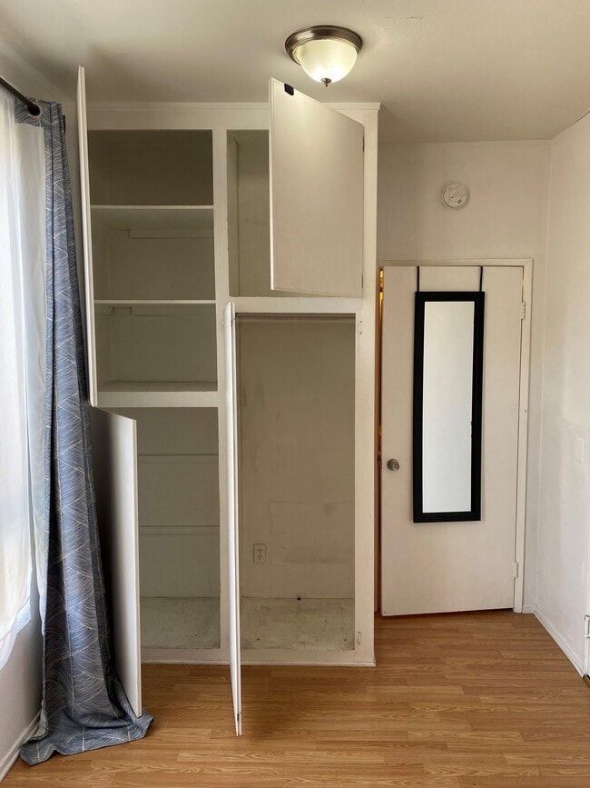Closet - 13920 Moorpark St