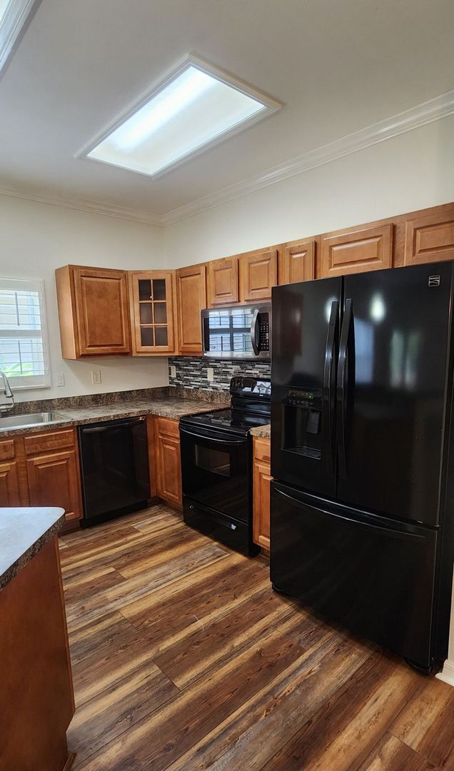 Building Photo - Welcome to this charming 3-bedroom, 2-bath...