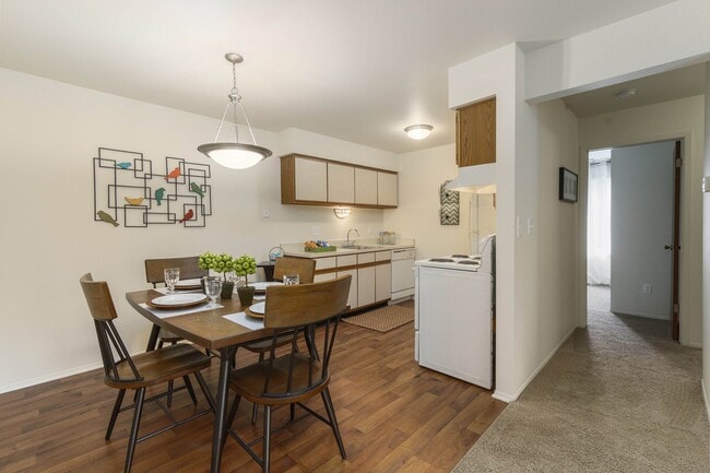 Amplias cocinas y comedores en Eastwood Village Apartments en Clinton Township, MI - Eastwood Village Apartments
