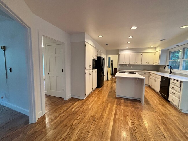 Building Photo - Beautiful Updated Lake Oswego Home in Mt. ...