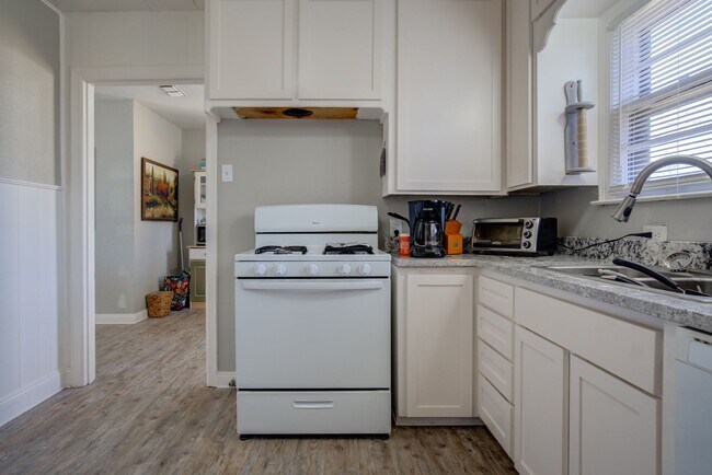 Building Photo - 3/2 in Tech Terrace. $1,275 for 6 months l...