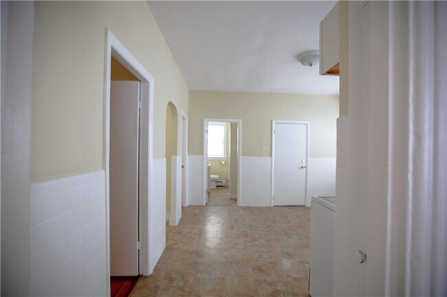 Building Photo - 98 Penn St