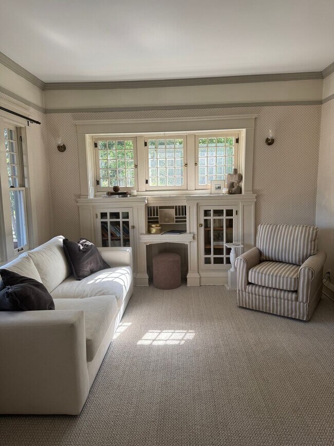 Foto del edificio - Beautiful Classic 4+ Bedroom 3,800 Sq. Ft....