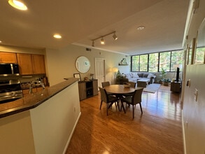 Building Photo - 2220 Fairfax Dr
